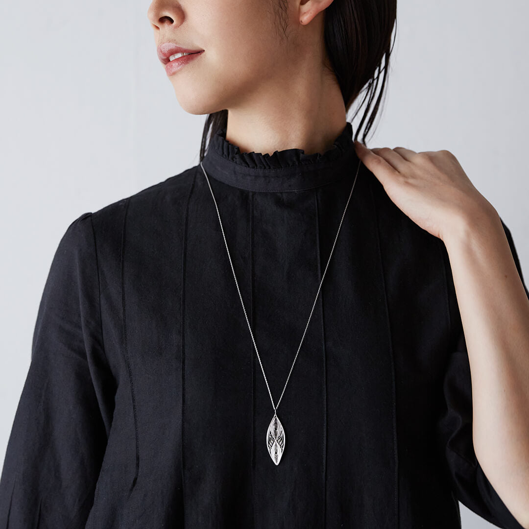 花弁ロング ネックレス