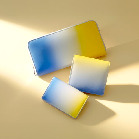 朝陽が昇る空、3色の個性豊かな色合い