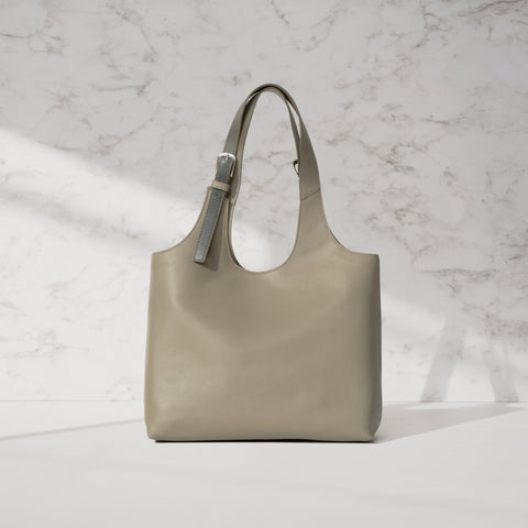 軽さに心がふっと緩む。日常を彩るトート