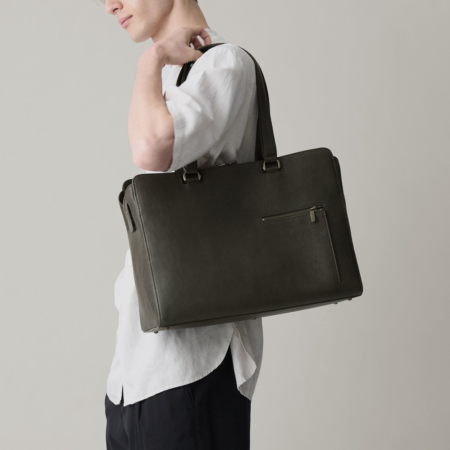 マザーハウス ダークグレー レザー ビジネスバッグ Functional Business Bag／ファンクショナル ビジネス バッグ – マザー