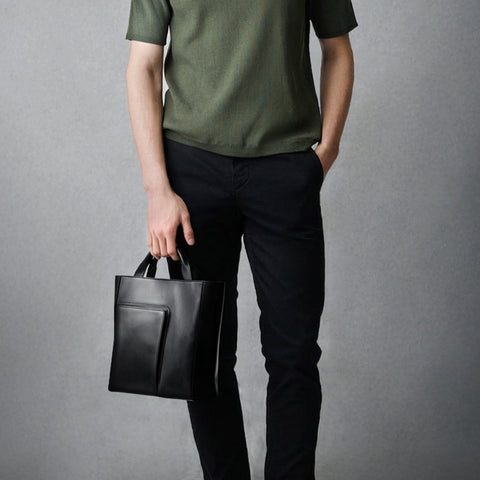 装いに品格を。収納力も備えたミニトート