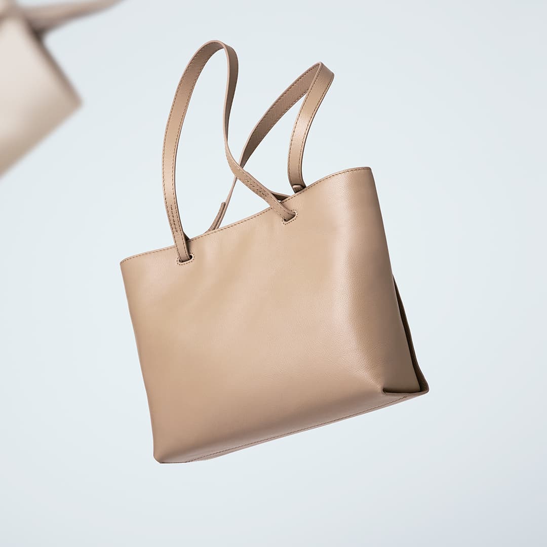 50代女性に人気の品よく持てる名作トートバッグは、マザーハウスのソウ ライト トート