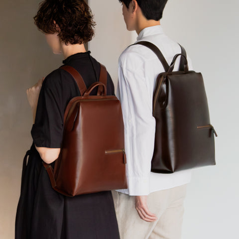 一枚革の立体美。個性を纏うバックパック。