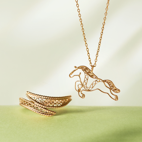 金線で仕立てた「午」ジュエリー