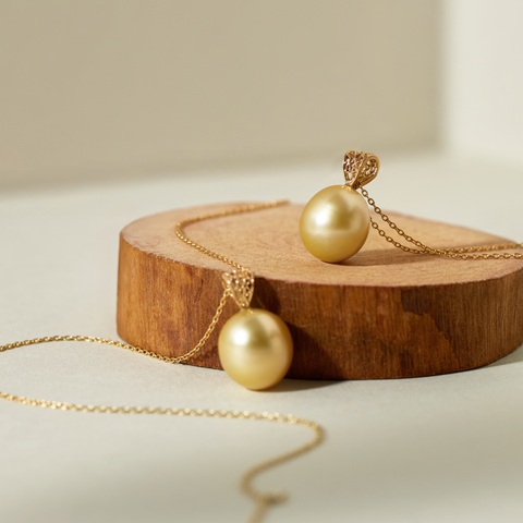 金線の葉を冠した、希少な黄金色のパール