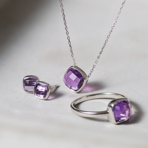 動くたびに煌めく、2月の誕生石