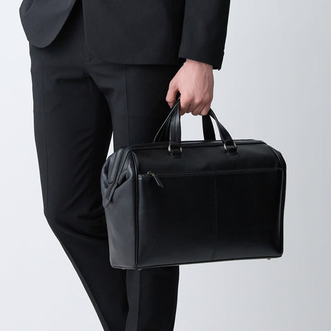 天然シボの美しさと重厚感を纏うダレスバッグ