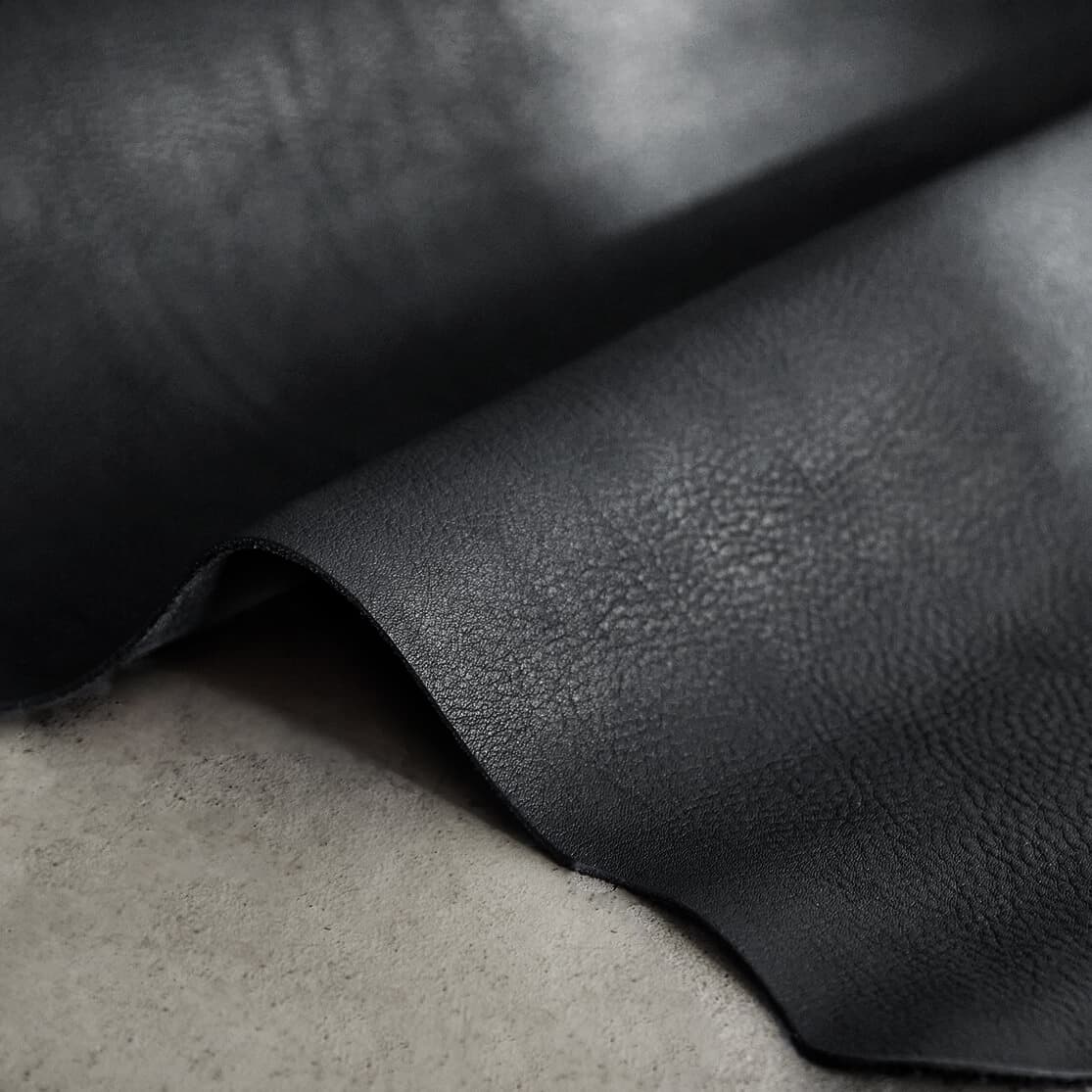 MG14740_BM19_leather_01.jpg__PID:6ce1e835-e431-4416-8f69-ad10c13a6560