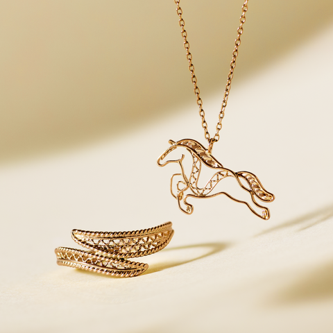 金線で仕立てた「午」ジュエリー 予約受付中